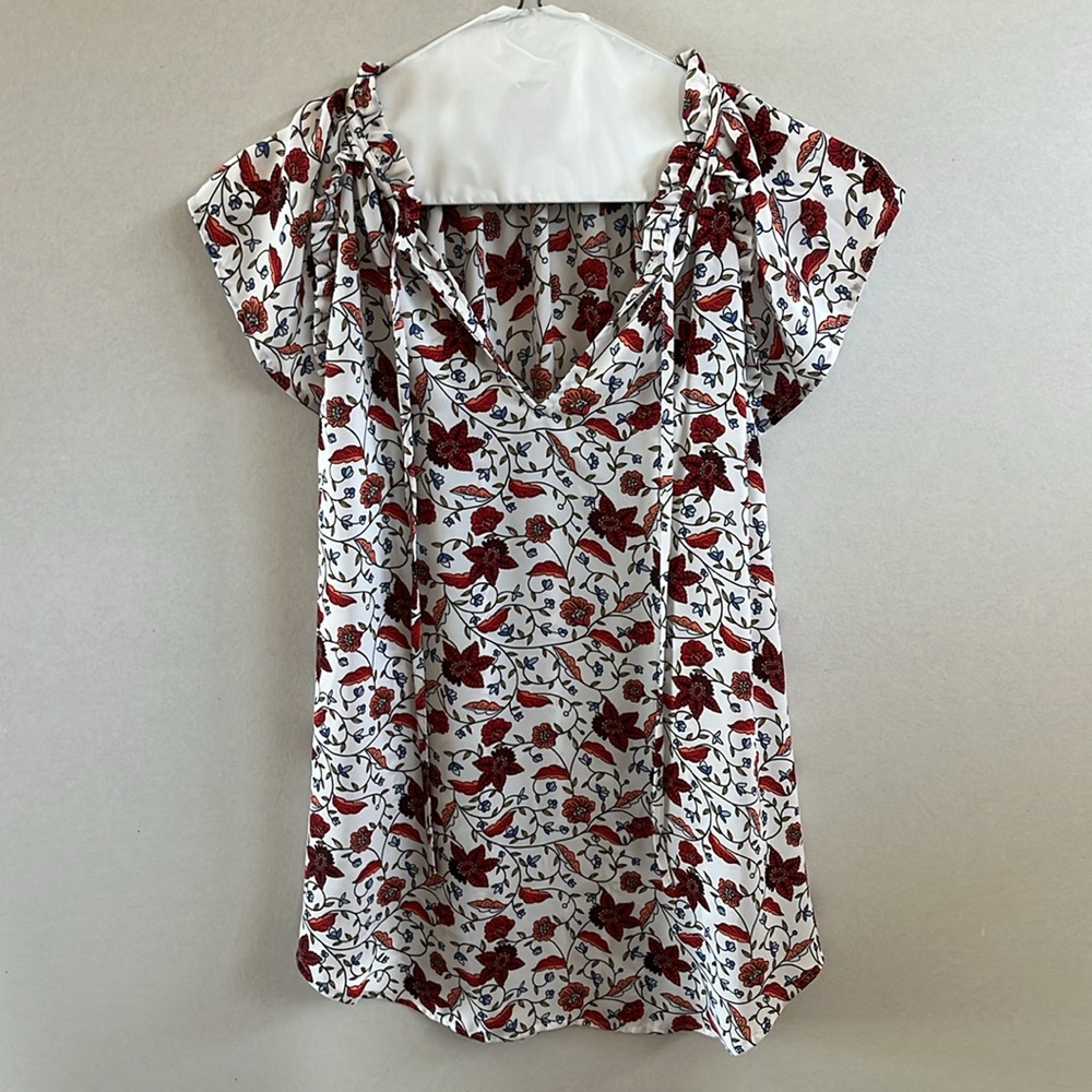 LOFT RED FLORAL PRINT BLOUSE FLUTTER SLEEVES FRONT BOW V-NECK  ROUNDED HEM SZ XS
